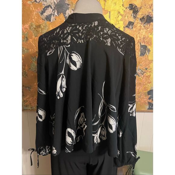 NWT Band of Gypsies Black & White Flirsl Swing Top w/ Lace Neckline M - Picture 3 of 6